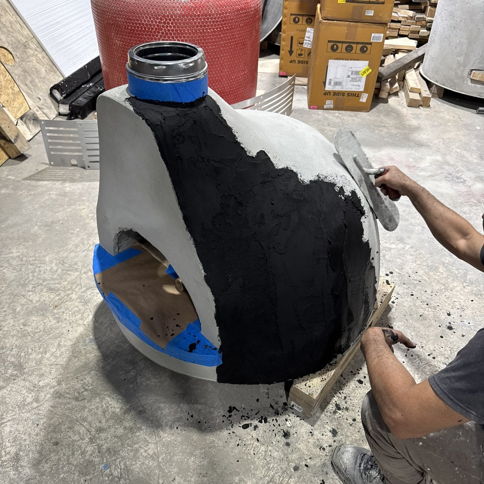 CALIFORNO Garzoni Stucco pizza oven – Hand-applying the stucco finish in the CALIFORNO shop